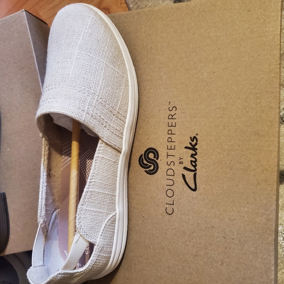 Variety of women's Clark's shoes ranging from size 6 to 10 - Picture 2 of 7